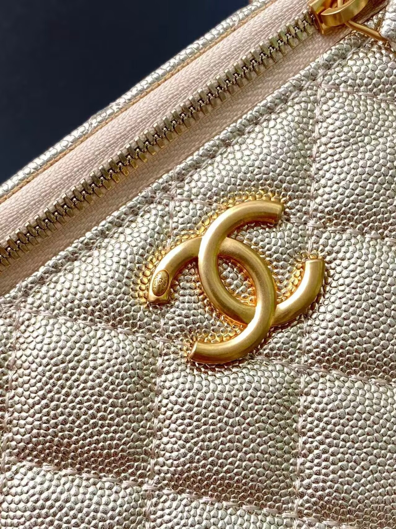 Ch*el vanity with chain 9.5x17x8cm