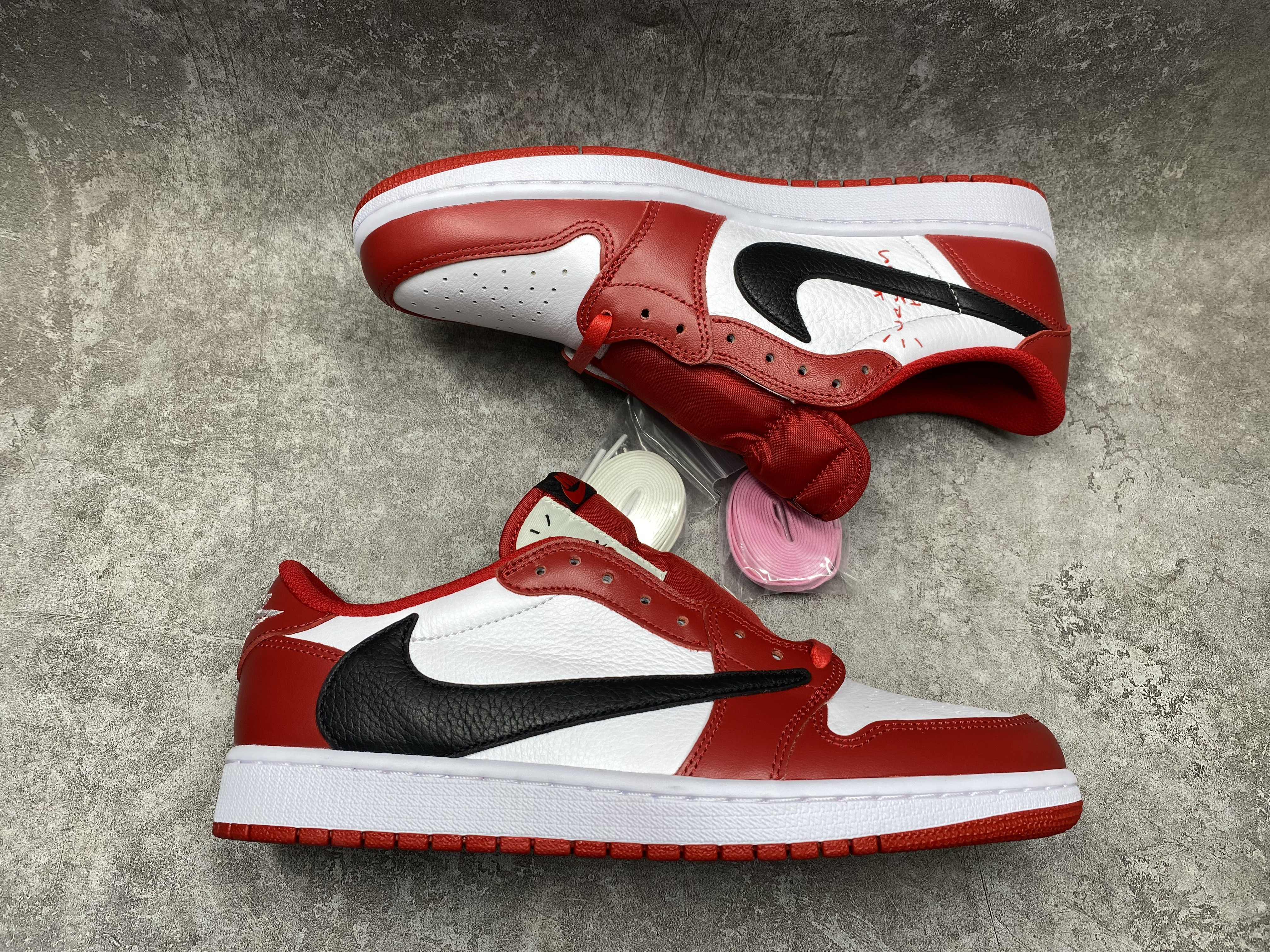 UA TRAVIS SCOTT X AIR JORDAN 1 LOW OG RED