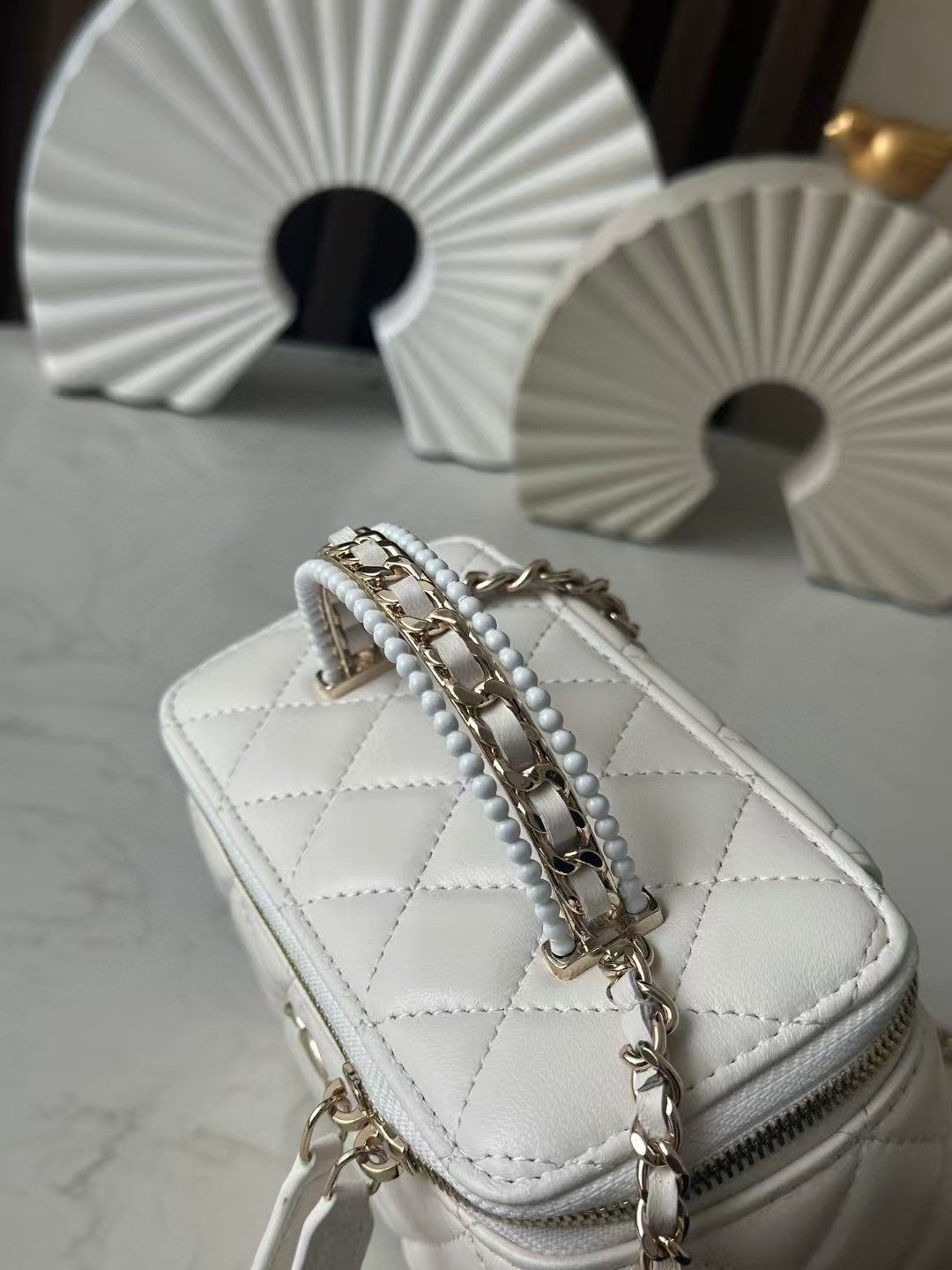 Ch*el vanity with chain 9.5x17x8cm