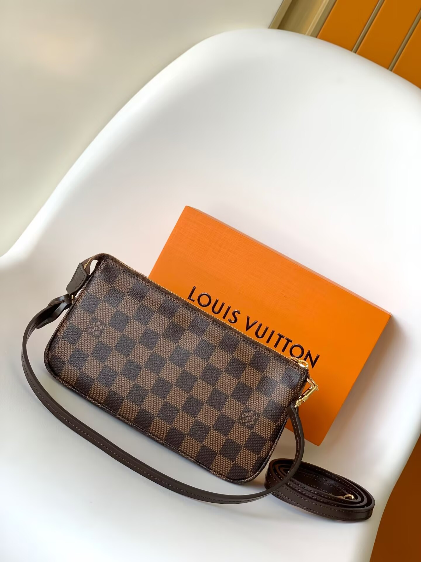 LV Coated Pochette N41206 21x12.5x4cm