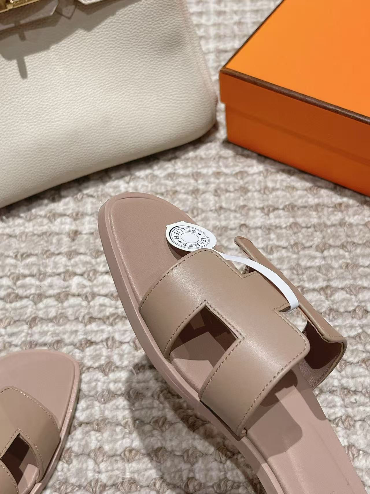 ua H**me5 oran sandal