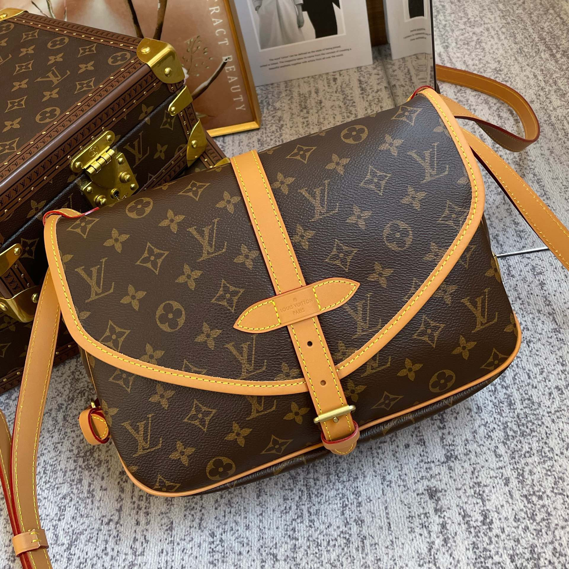 LV VINTAGE SAUMUR M40710