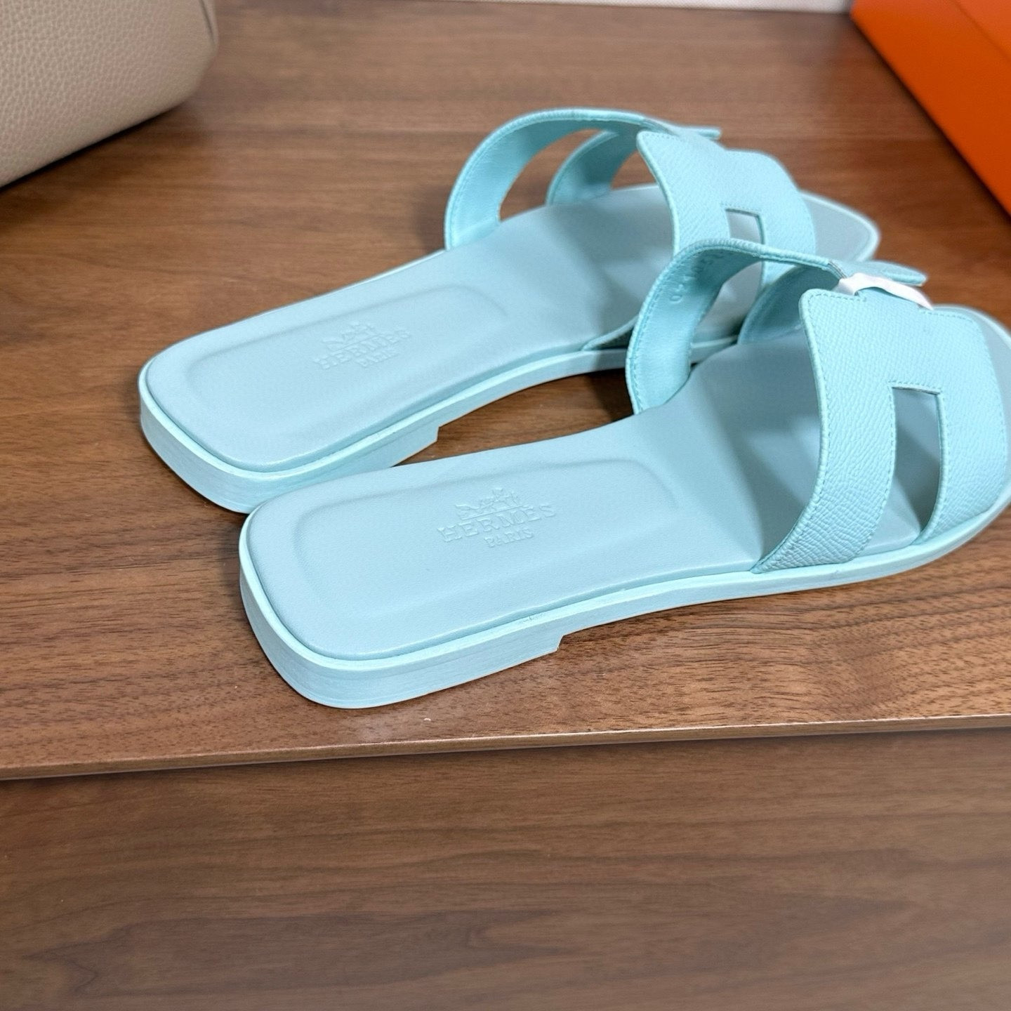 ua H**me5 oran sandal