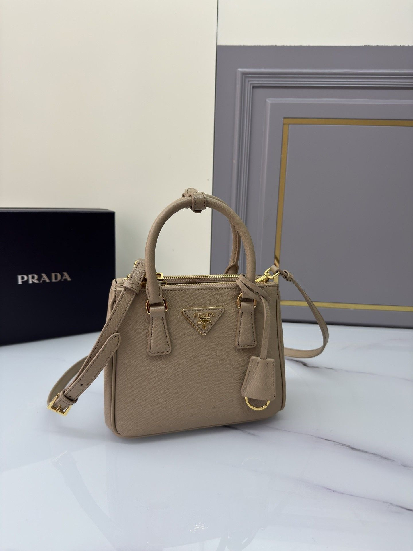 Pra*a galleria mini saffiano leather bag 20x15x9.5cm