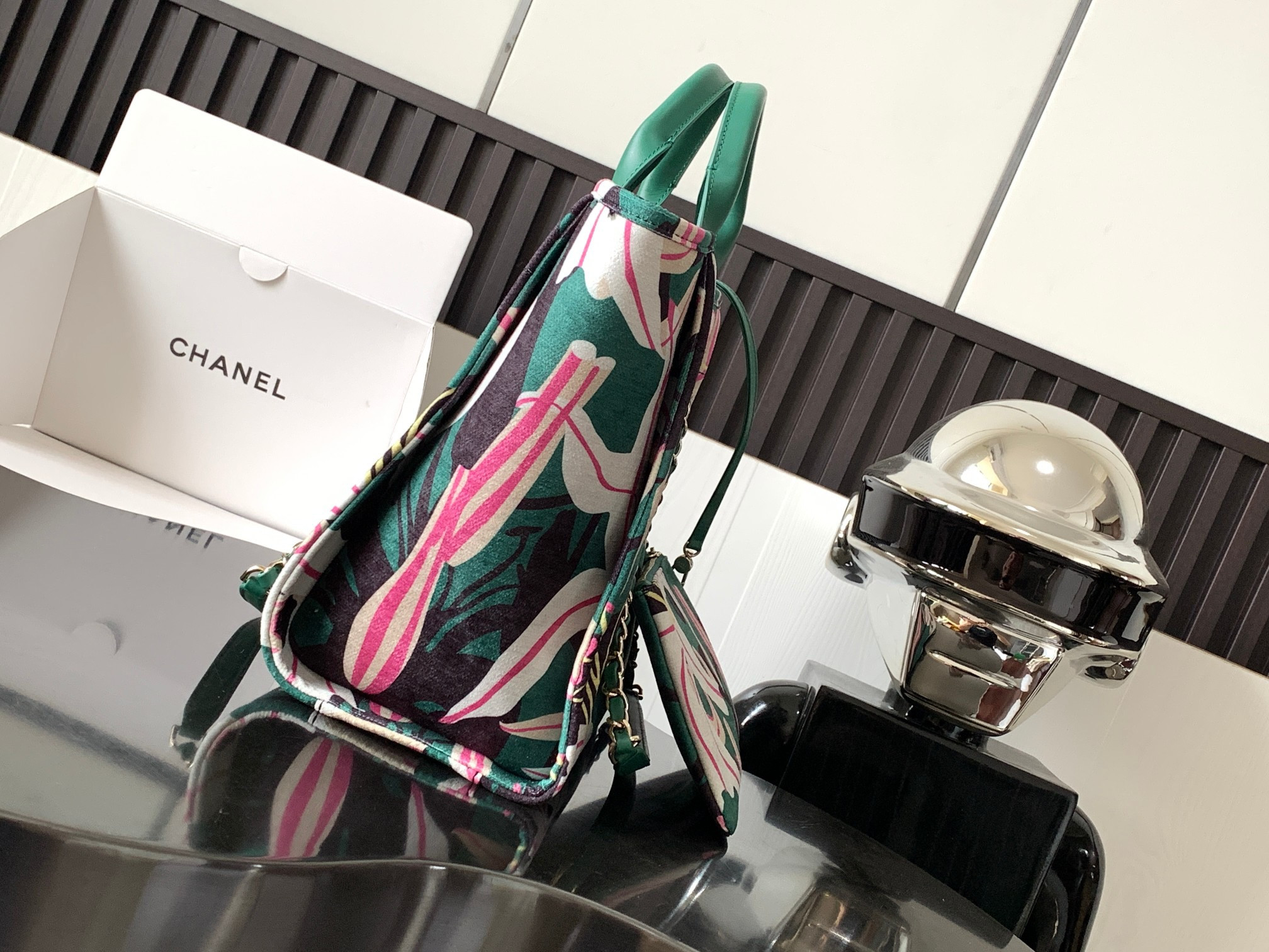 Ch*el shopping bag 35x27x16cm (bag opening 41cm)