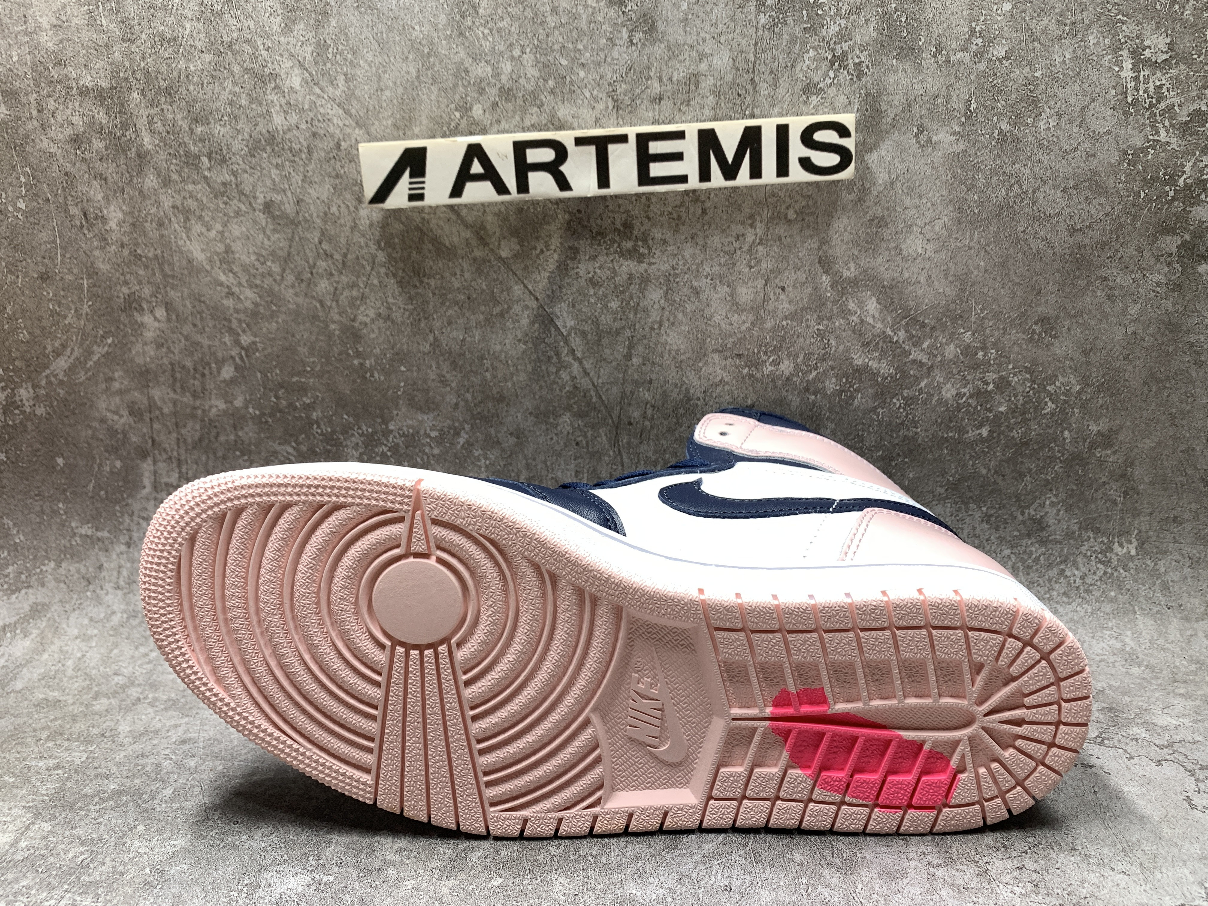 Air Jordan 1 Retro High OG SE Bubble Gum Atmosphere