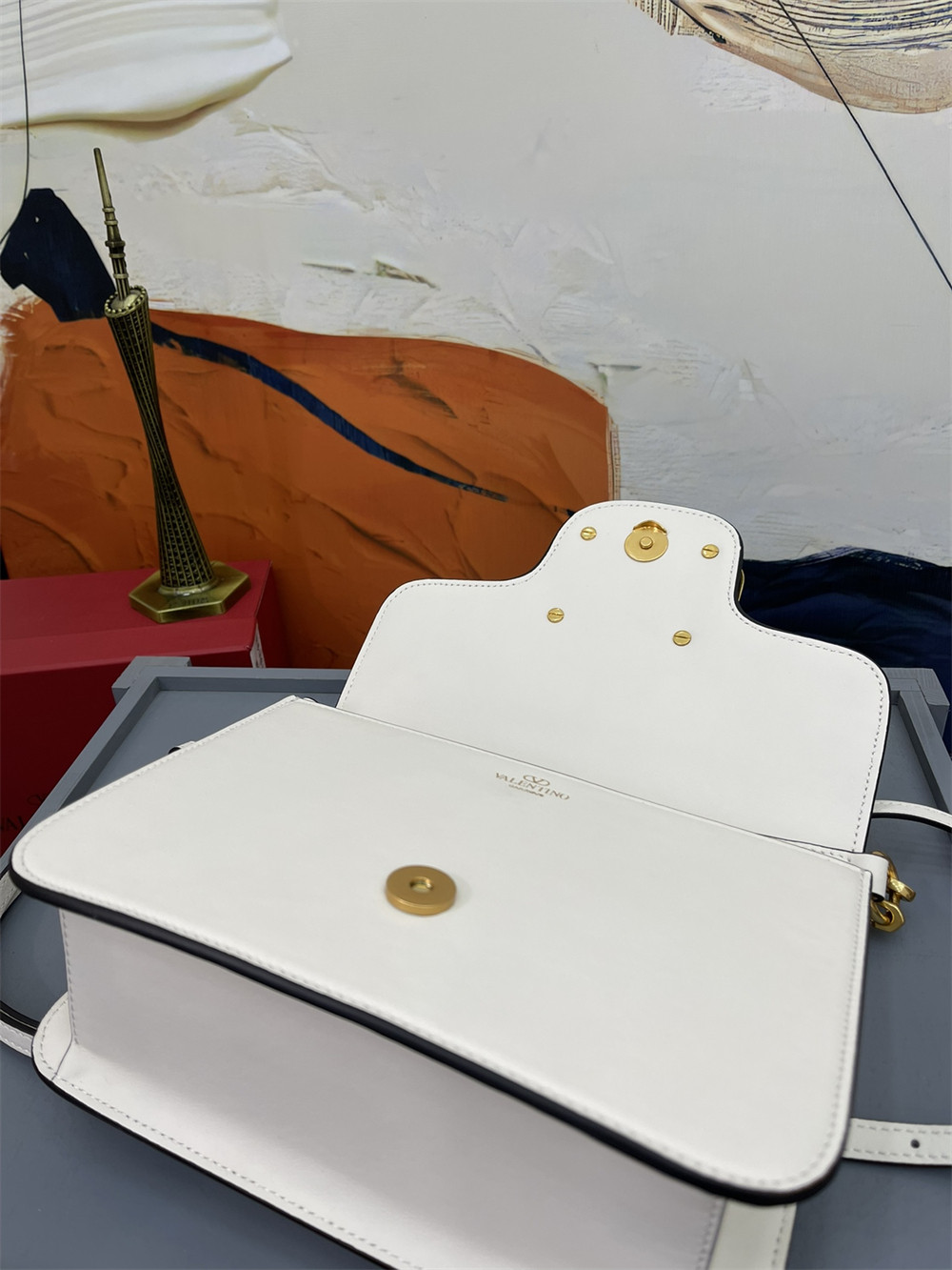 Va1e*ntin0 garavani locÒ calfskin shoulder small bag 22 x 16  x 7 cm