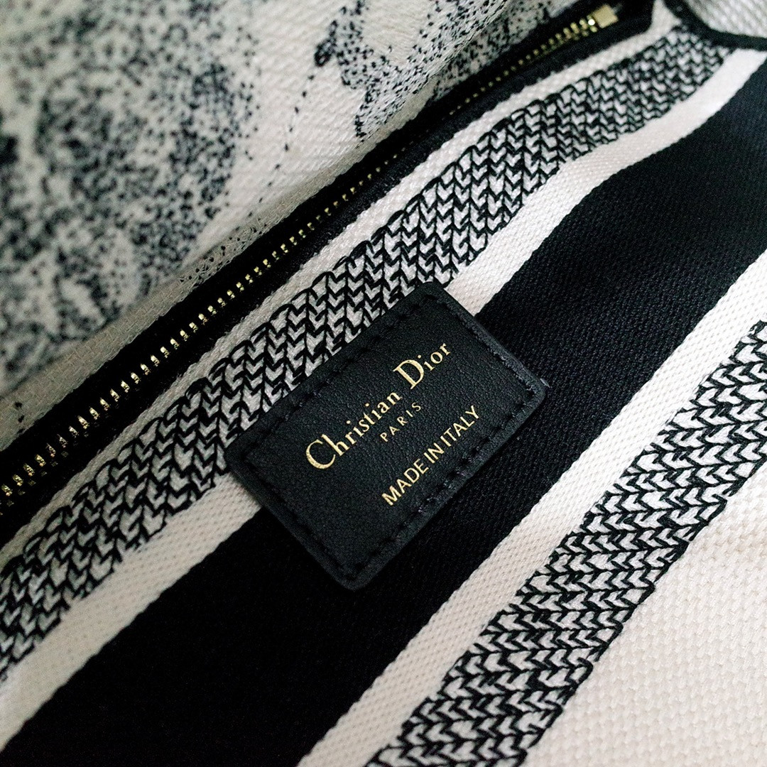 medium D*or lady d-lite bag  24 x 20 x 11 cm