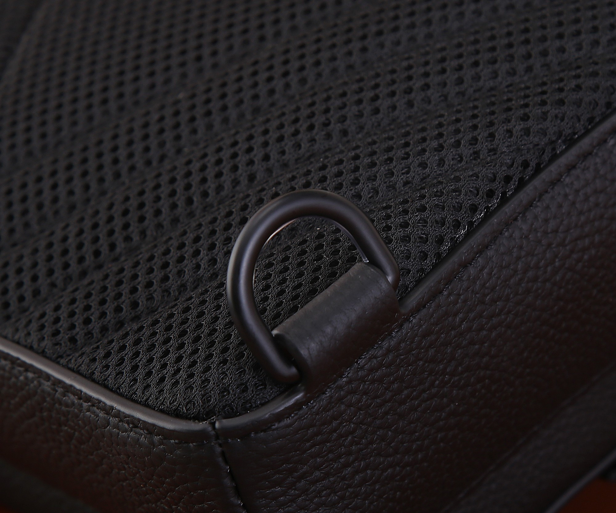 LV M23736 Pilot Slingbag 20 x 30 x 4 cm