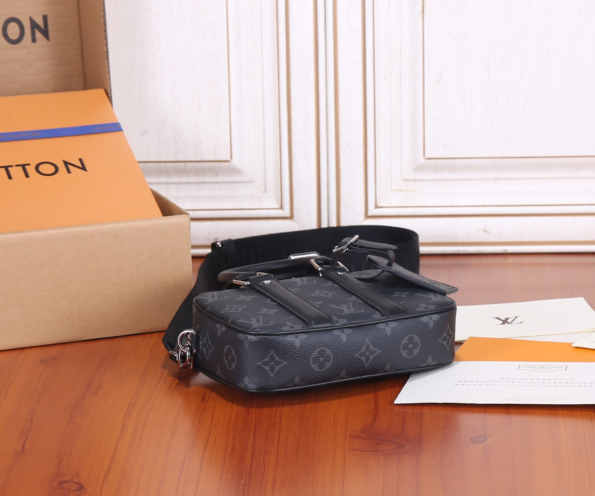 LV M82770 Nano Porte Documents Voyage 20 x 13 x 5.5 cm