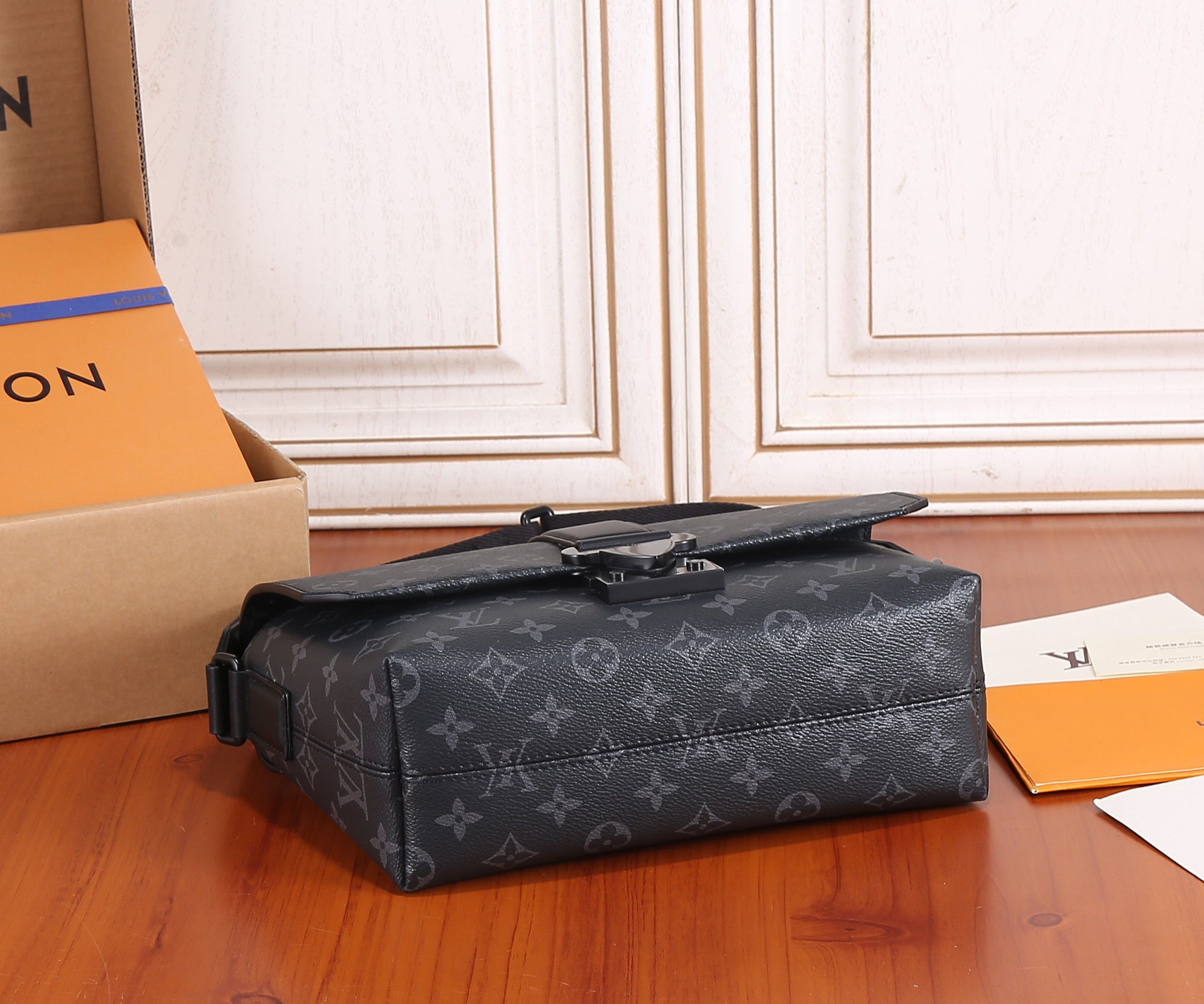 LV M46794 S-Cape Messenger 28 x 16 x 10 cm