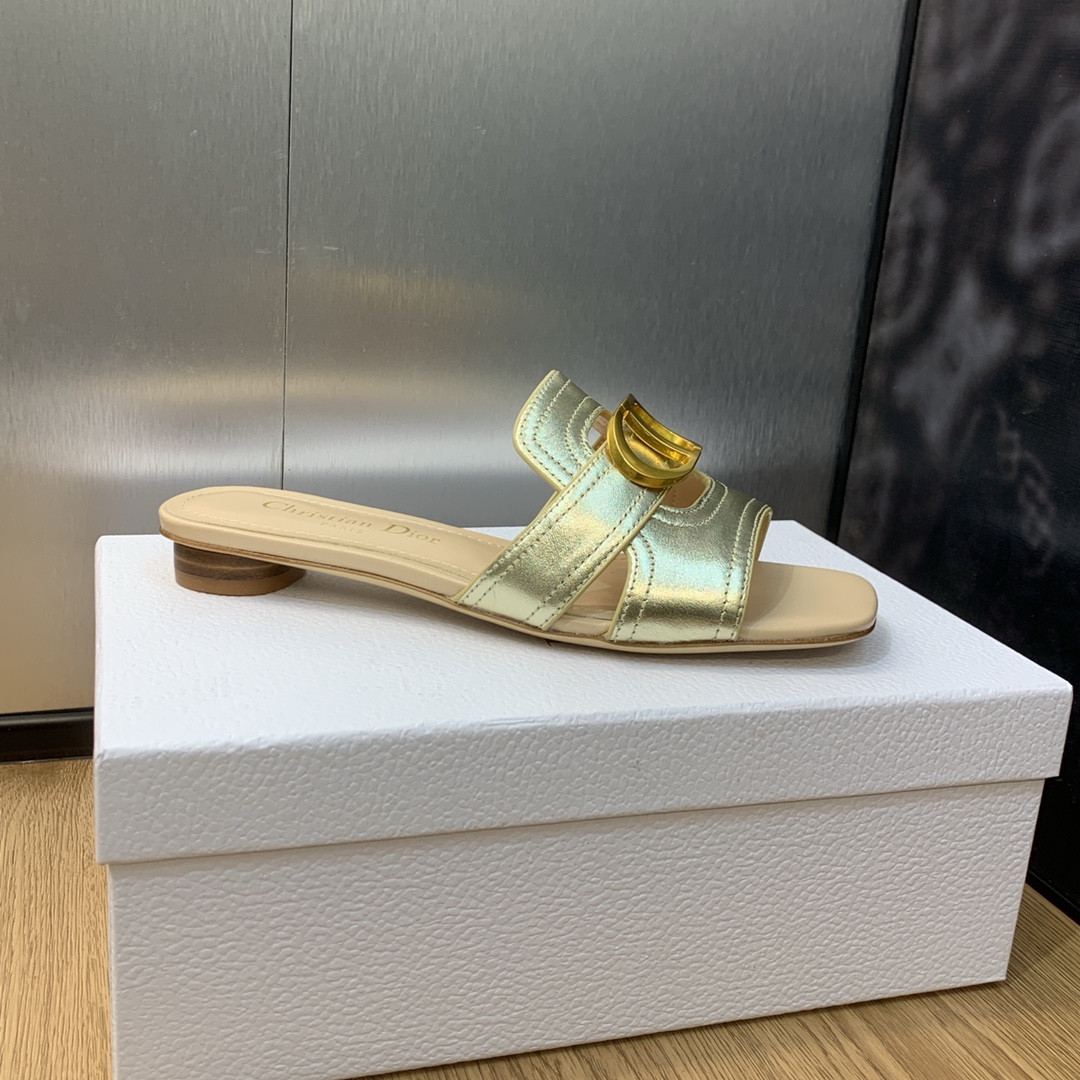 ua D*or 30 montaigne slide