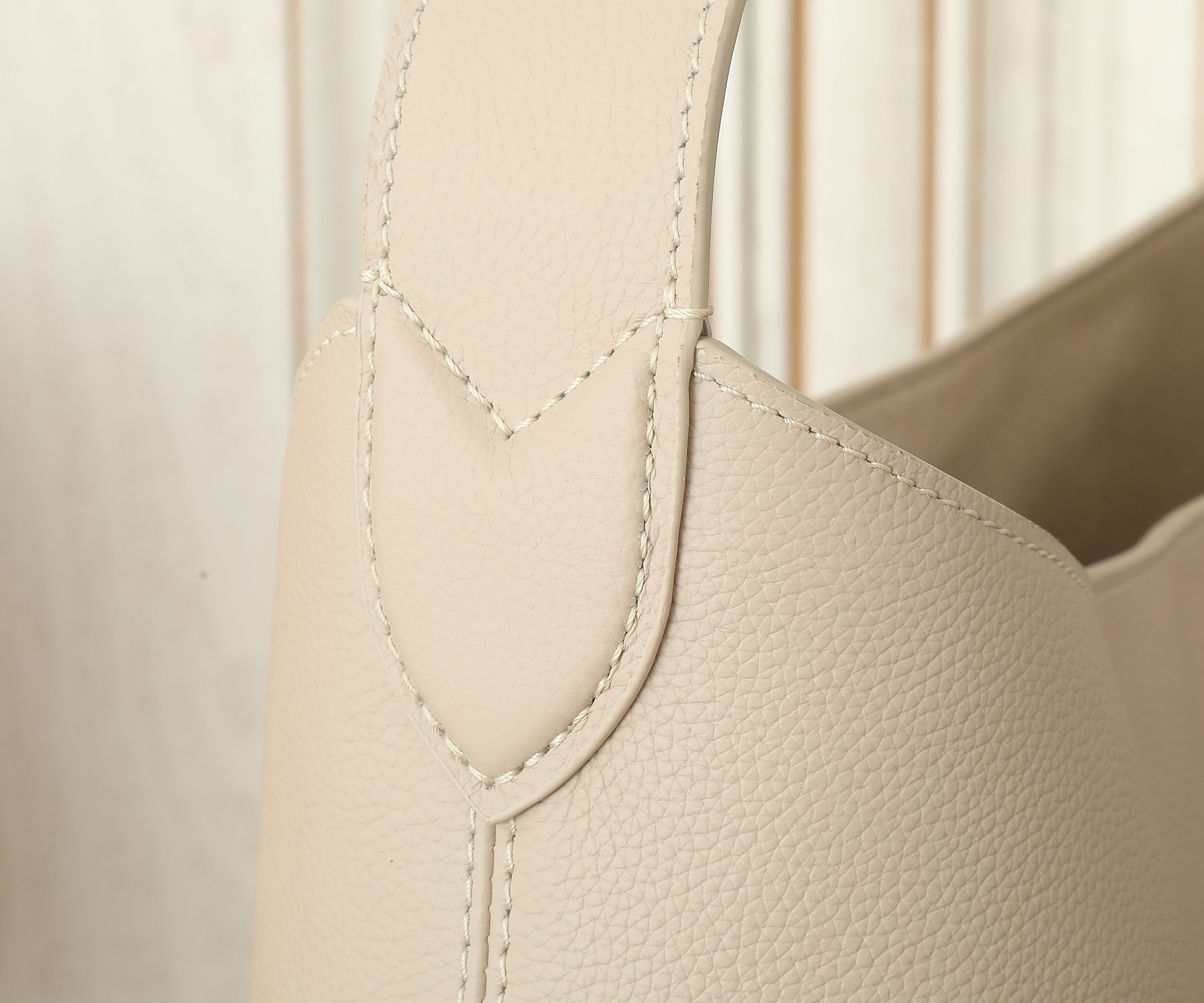 LV Low Key Hobo MM M25022 12.2 x 13.8 x 7.1 in