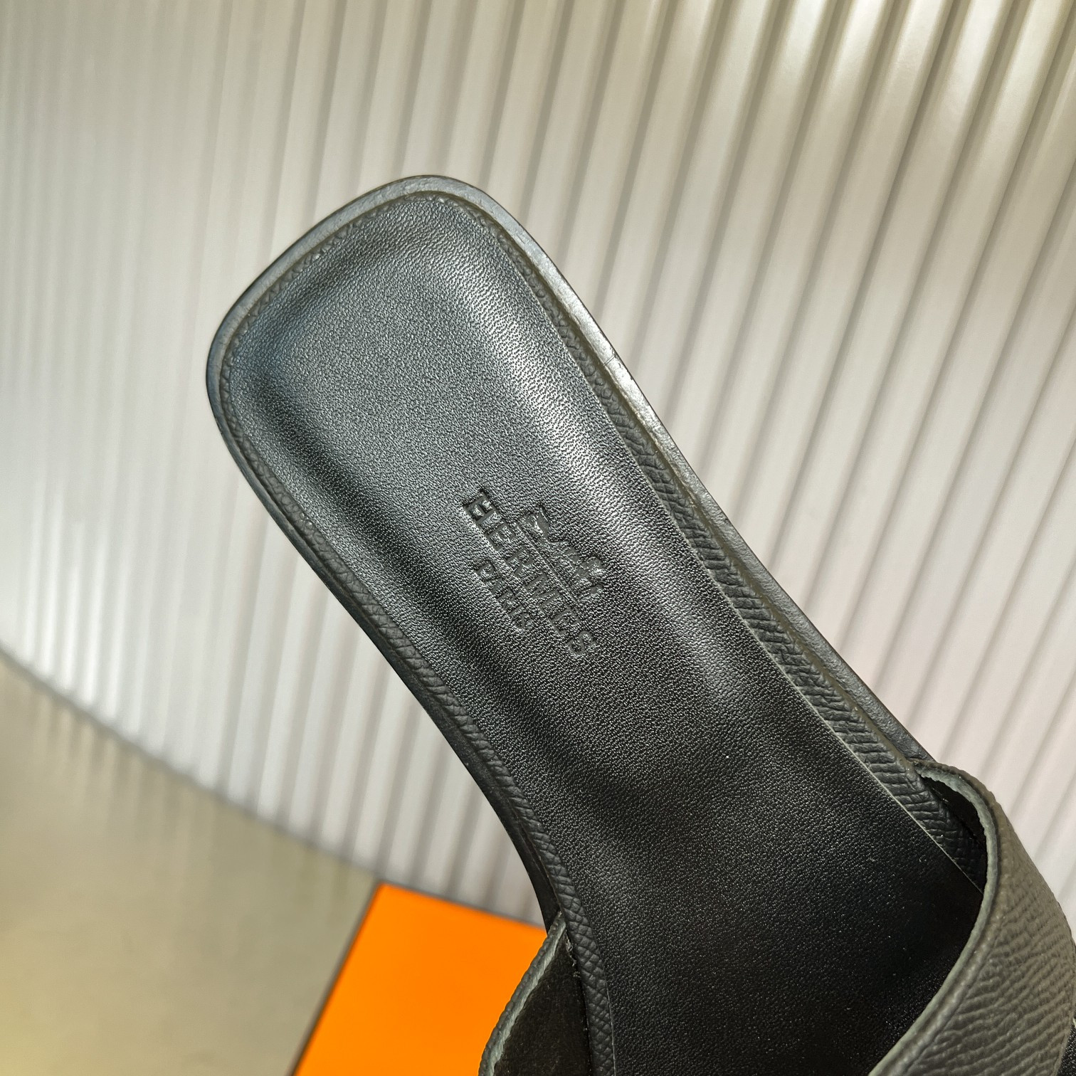 ua H**me5 oran sandal