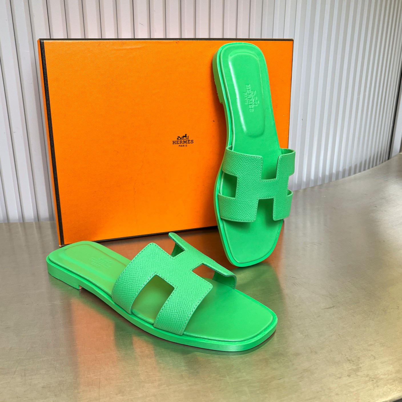 ua H**me5 oran sandal