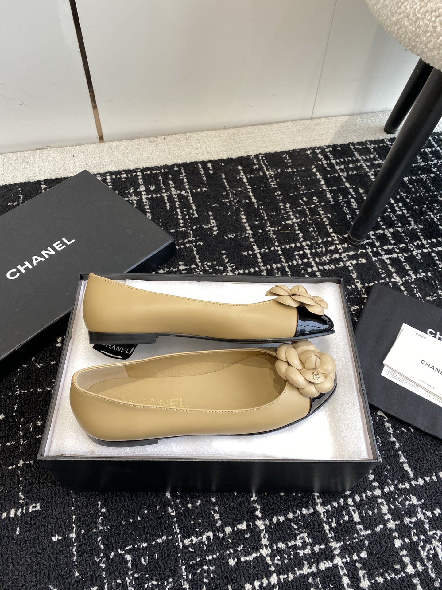 ua Ch*el ballet flats