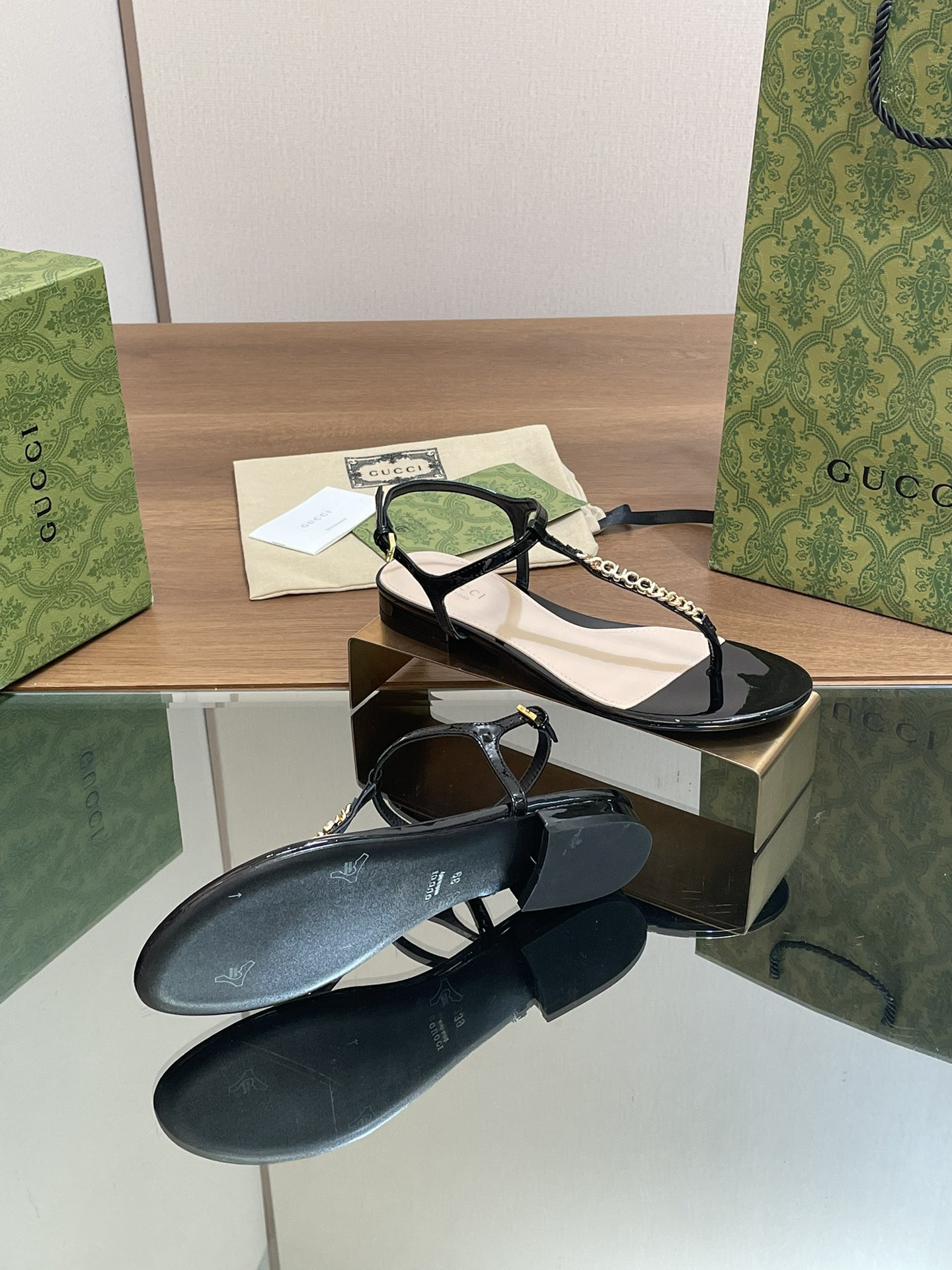 ua G*u*i signoria thong sandal