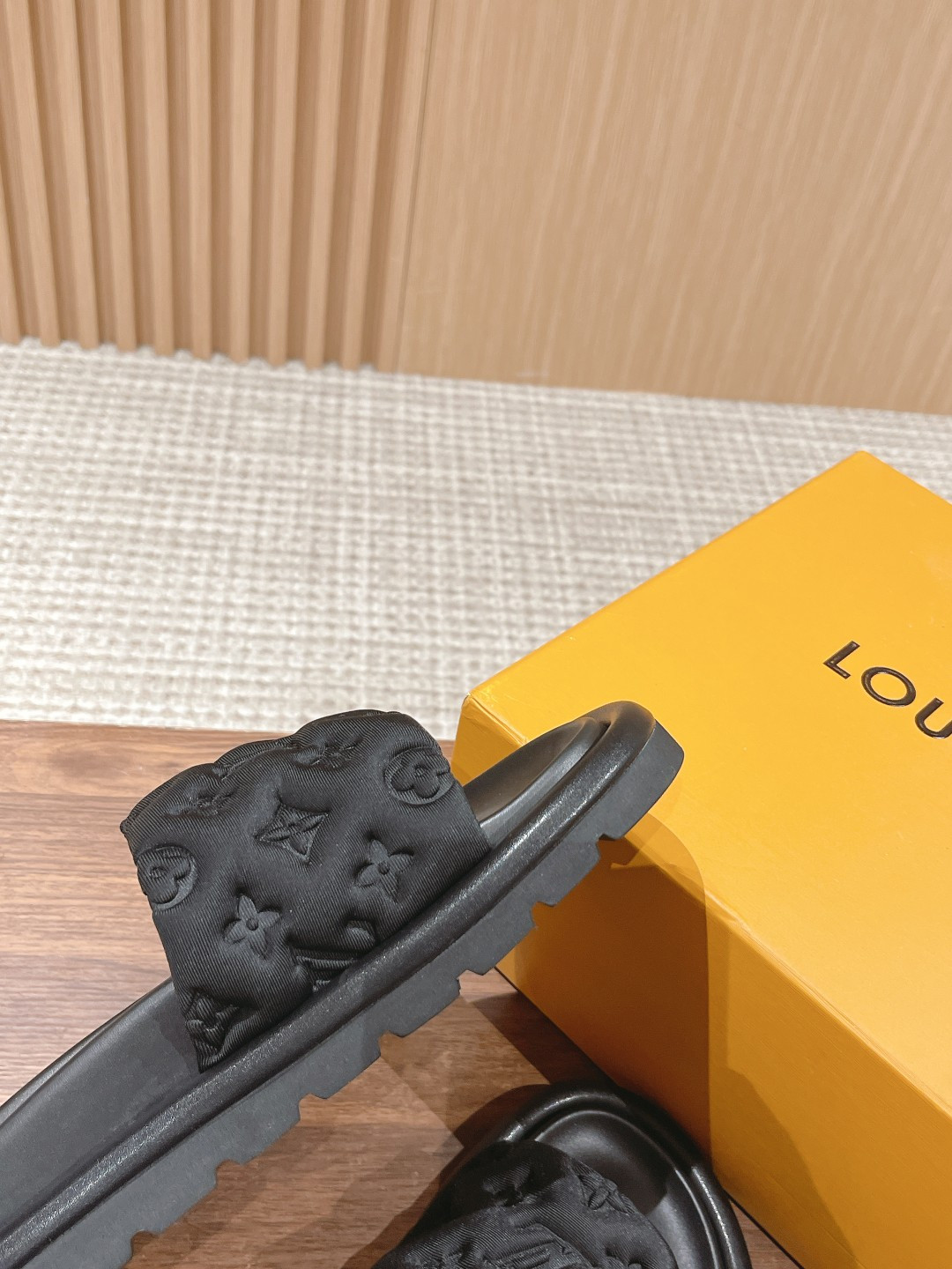 UA LV Pool Pillow Flat Comfort Mule