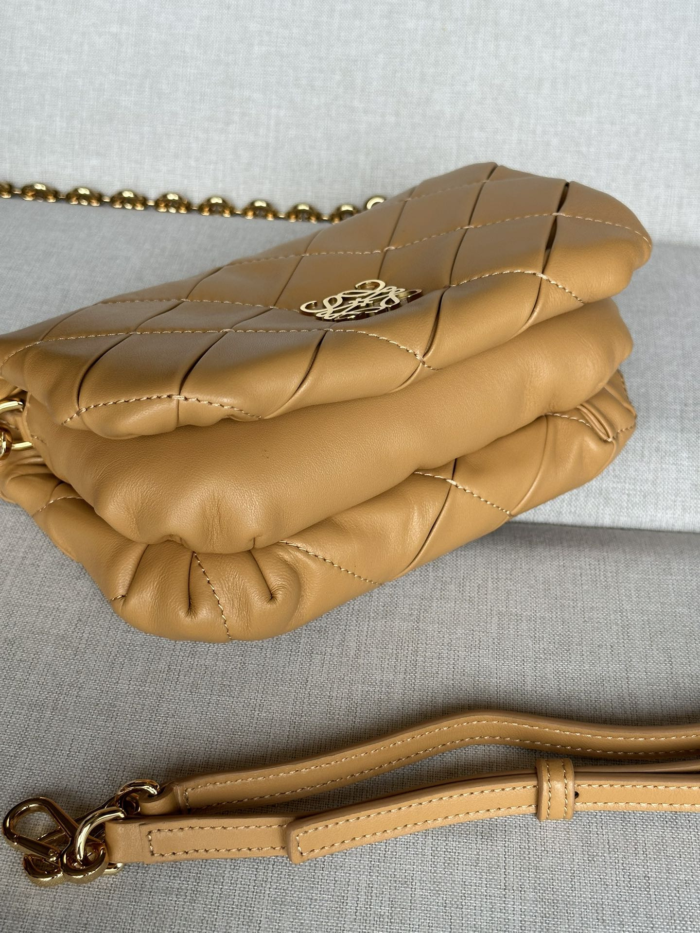 L0ew* mini puffer goya in pleated shiny nappa lambskin 20x6x13cm