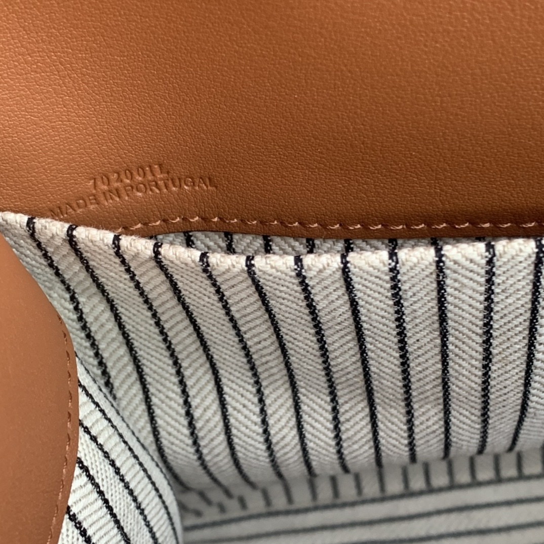 L0ew* cushion tot canvas and calfskin 35x27x19cm