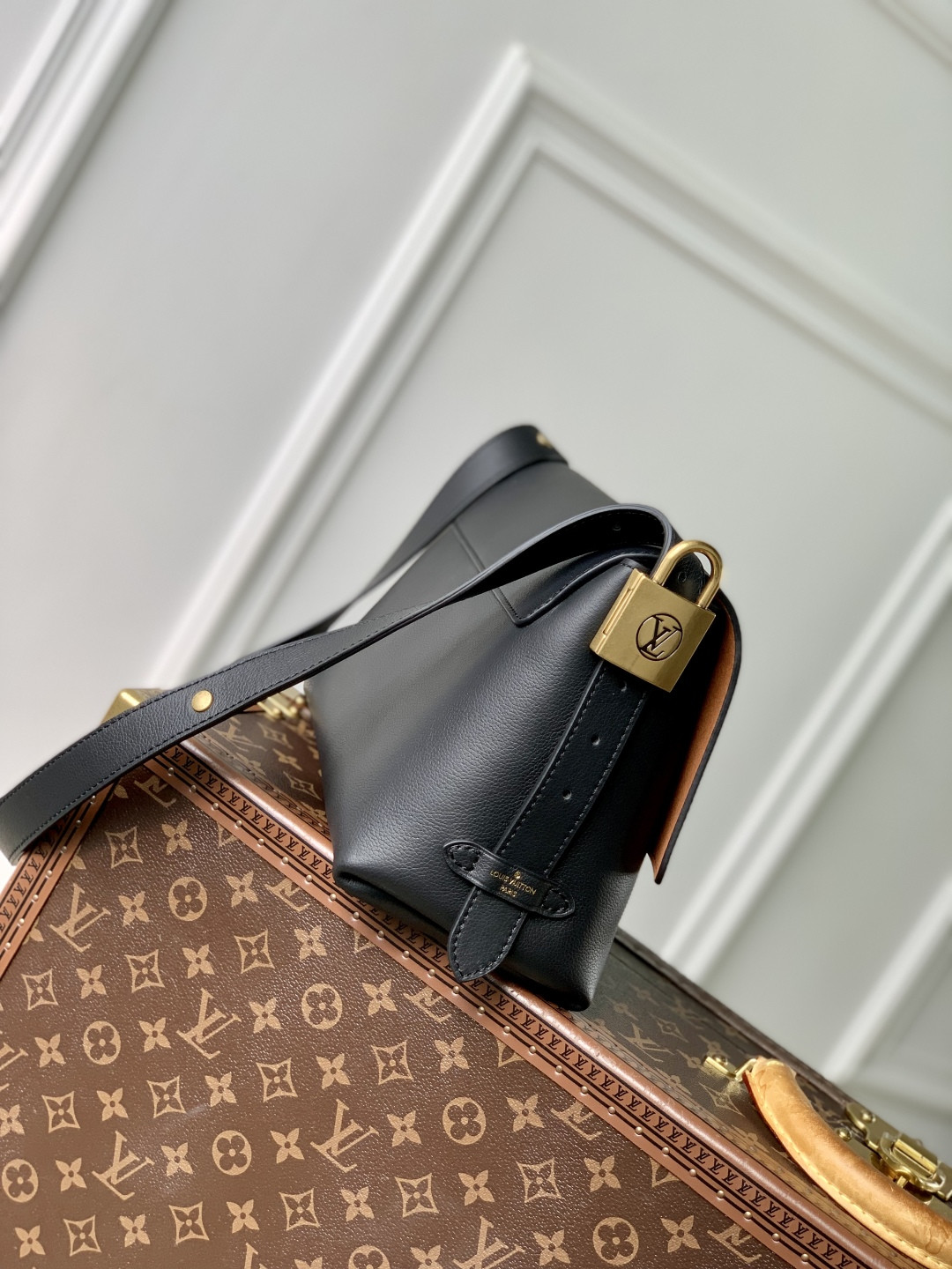 LV Messenger Bag M13148 30x18x12cm