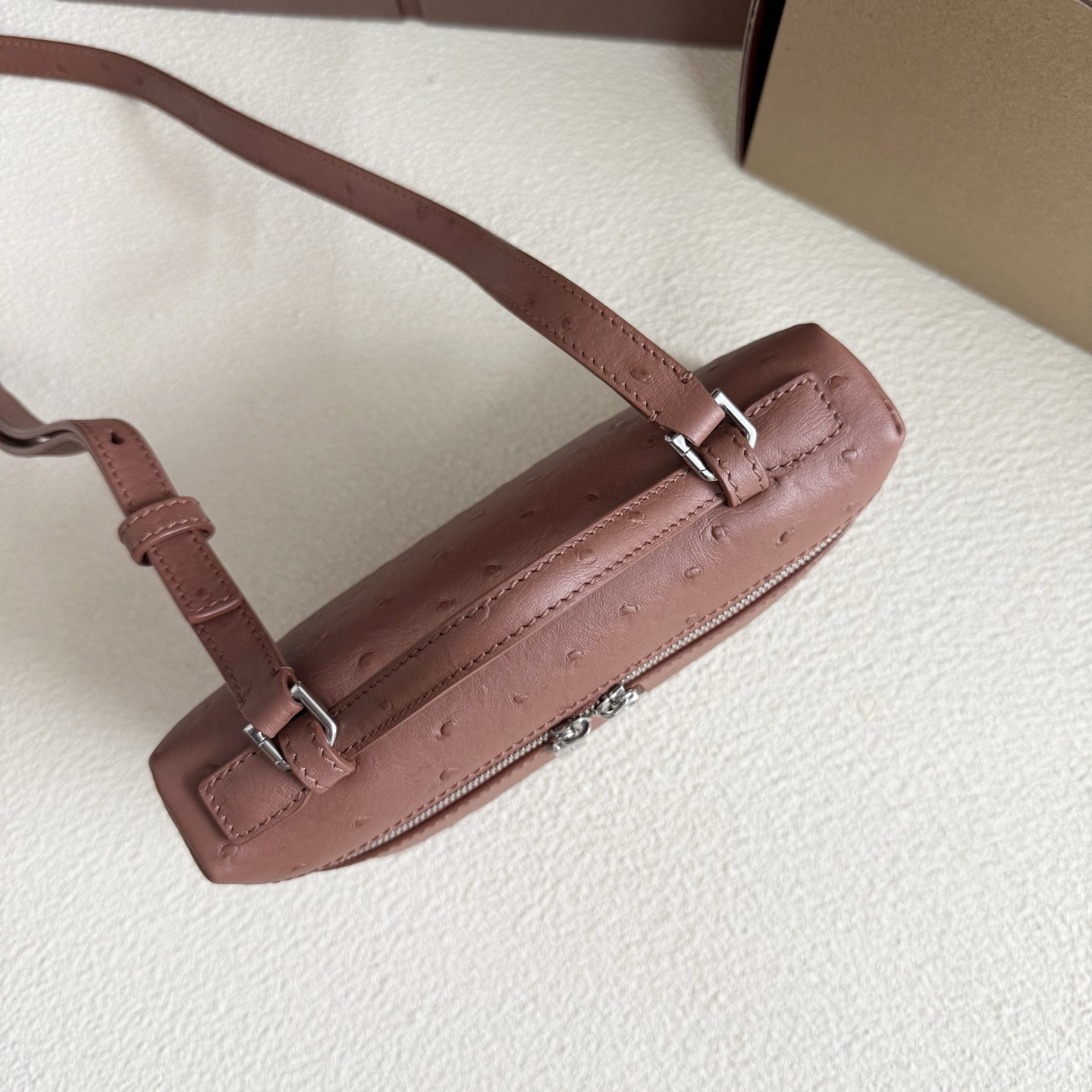 L**o p*ana extra pocket l19 ostrich-grained leather 11 x 19 x 6.5 cm