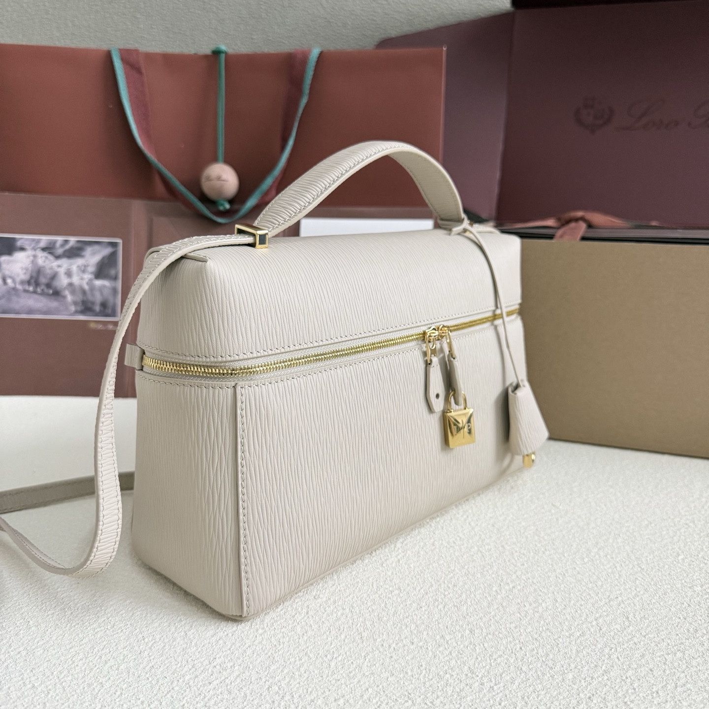 L**o p*ana extra pocket l27 calfskin 16x27x10cm